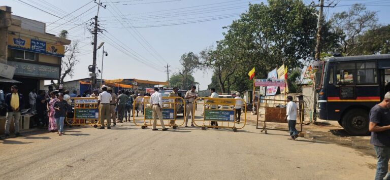 ಗೋವಿನಜೋಳ ಬೆಂಬಲ ಬೆಲೆಗೆ ಒತ್ತಾಯ: ಲಕ್ಷ್ಮೇಶ್ವರ ಬಂದ್‌ನ ದೃಶ್ಯಾವಳಿ
