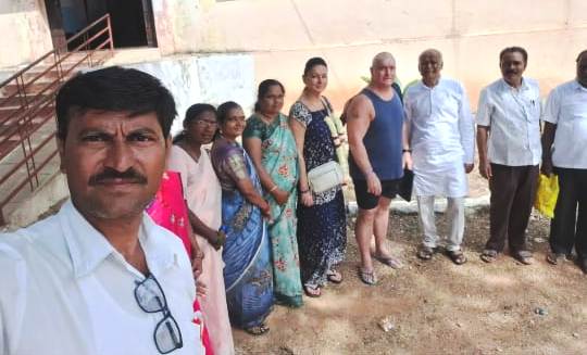 ವಿಕಲಚೇತನ ಮಕ್ಕಳೊಂದಿಗೆ ವಿದೇಶಿ ದಂಪತಿಗಳು