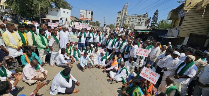 page-4__LEAD-_lxr-_raita_sangha-protest-B