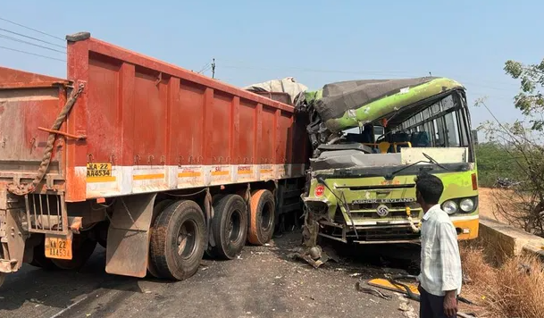 KSRTC ಬಸ್​​-ಲಾರಿ ನಡುವೆ ಭೀಕರ ಅಪಘಾತ: ತುಂಡಾದ ಚಾಲಕನ ಕಾಲು – ಹಲವರು ಗಂಭೀರ