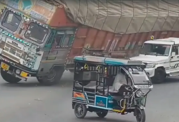 ಭೀಕರ ರಸ್ತೆ ಅಪಘಾತ: ವಿಭಜಕಕ್ಕೆ ಡಿಕ್ಕಿ ಹೊಡೆದು ಕಾರಿನ ಮೇಲೆ ಉರುಳಿದ ಲಾರಿ – ಚಾಲಕ ಸಾವು