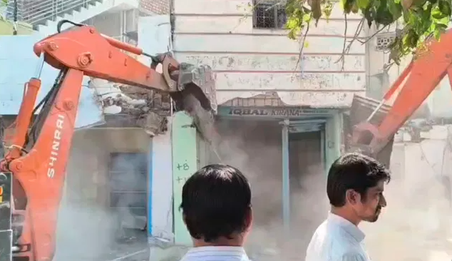 ರಾಯಚೂರಲ್ಲೂ ಘರ್ಜಿಸಿದ ಜೆಸಿಬಿಗಳು: 20ಕ್ಕೂ ಅಧಿಕ ಮನೆಗಳ ತೆರವು