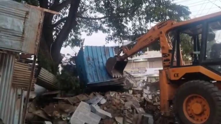 ಚಿತ್ರದುರ್ಗದಲ್ಲಿ ಅಕ್ರಮ ಗೂಡಂಗಡಿಗಳ ಮೇಲೆ ಜೆಸಿಬಿ ದಾಳಿ!