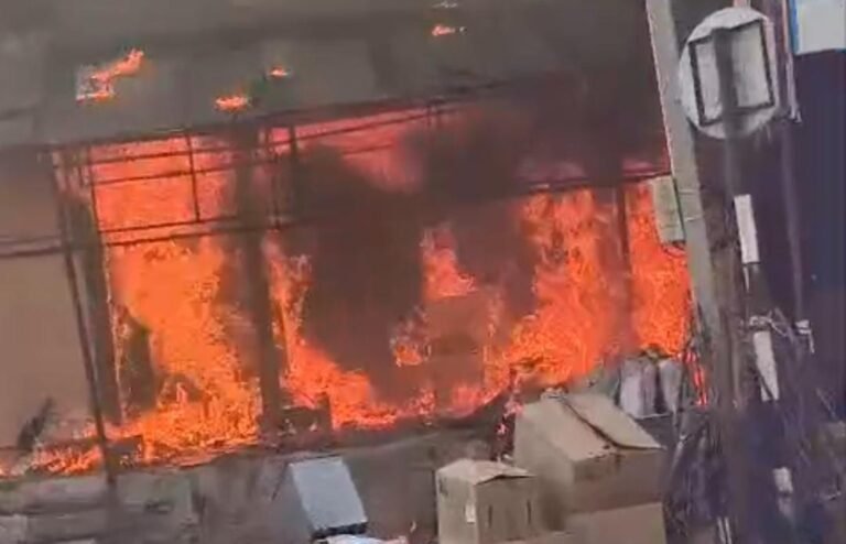 ಶಾರ್ಟ್‌ ಸರ್ಕ್ಯೂಟ್‌ನಿಂದ ಕಿರಾಣಿ ಅಂಗಡಿಗೆ ಬೆಂಕಿ; ಲಕ್ಷಾಂತರ ರೂ. ನಷ್ಟ