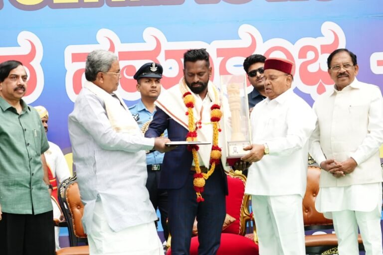 ಚಿನ್ನದ ಪದಕ ಪಡೆದವರಿಗೆ 6 ಕೋಟಿ ರೂ. ನಗದು ಬಹುಮಾನ ನೀಡಿದ ಮುಖ್ಯಮಂತ್ರಿ ಸಿದ್ದರಾಮಯ್ಯ