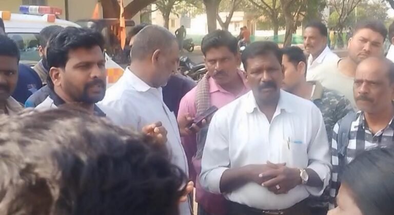 ಹುಲಿ ದಾಳಿಗೆ ವಾಚರ್ ಬಲಿ: ಪರಿಹಾರ ಹಾಗೂ ಉದ್ಯೋಗಕ್ಕೆ ಕುಟುಂಬಸ್ಥರ ಒತ್ತಾಯ