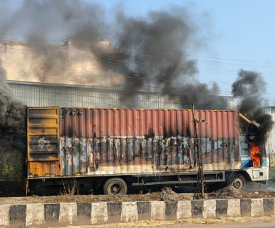 ಲಾರಿಗೆ ಆಕಸ್ಮಿಕ ಬೆಂಕಿ: 40 ಯಮಹಾ ಬೈಕ್ʼ​ಗಳು ಭಸ್ಮ – ಪ್ರಾಣಾಪಾಯದಿಂದ ಪಾರಾದ ಚಾಲಕ