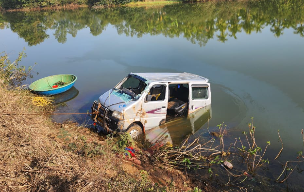 ಚಾಲಕನ ನಿಯಂತ್ರಣ ತಪ್ಪಿ ಕೆರೆಗೆ ಬಿದ್ದ ಕಾರು: ಇಬ್ಬರು ಸಾವು! ಮತ್ತಿಬ್ಬರಿಗೆ ಗಾಯ
