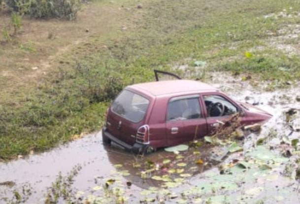 ತಪ್ಪಿದ ಚಾಲಕನ ನಿಯಂತ್ರಣ: ಕೆರೆಗೆ ಪಲ್ಟಿ ಹೊಡೆದ ಕಾರು, ಸ್ಥಳೀಯರ ಸಹಾಯದಿಂದ ಮೂವರು ಪಾರು!