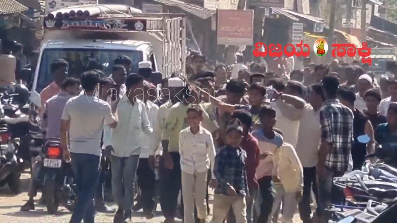 ವಿದ್ಯಾರ್ಥಿನಿಯರಿಗೆ ಲೈಂಗಿಕ ಕಿರುಕುಳ ಆರೋಪ: ಶಿಕ್ಷಕನಿಗೆ ಚಪ್ಪಲಿ ಹಾರ ಹಾಕಿ ಮೆರವಣಿಗೆ, ಠಾಣೆ ಮುಂದೆಯೇ ಸ್ಥಳೀಯರ ಆಕ್ರೋಶ!