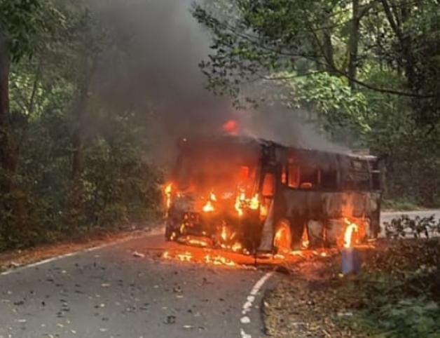 ನಡು ರಸ್ತೆಯಲ್ಲೇ ಹೊತ್ತಿ ಉರಿದ ಪ್ರವಾಸಿ ಬಸ್: ತಪ್ಪಿದ ಭಾರೀ ದುರಂತ