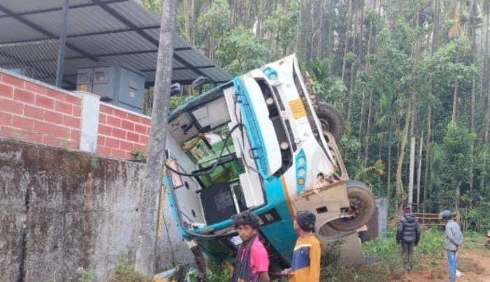 ತಪ್ಪಿದ ಚಾಲಕನ ನಿಯಂತ್ರಣ: ರಸ್ತೆ ತಿರುವಿನಲ್ಲಿ ಪ್ರವಾಸಿ ಬಸ್ ಪಲ್ಟಿ, ಹಲವರಿಗೆ ಗಾಯ!