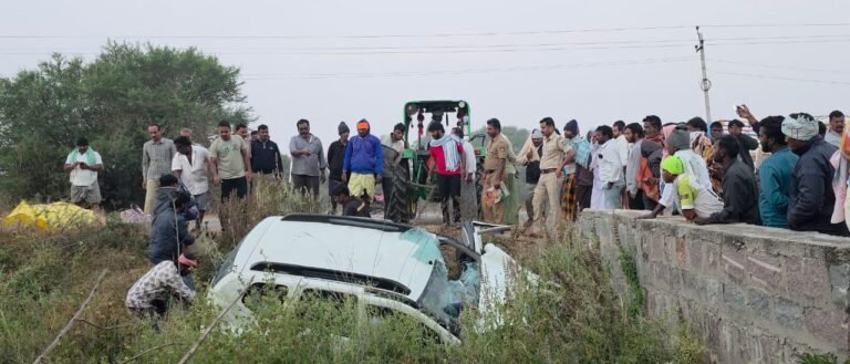 ದೇವಿನಗರ ಕ್ಯಾಂಪ್ ಬಳಿ ಭೀಕರ ಅಪಘಾತ: ಕಿರು ಸೇತುವೆಗೆ ಕಾರು ಡಿಕ್ಕಿ, ಮೂವರು ಸಾವು!