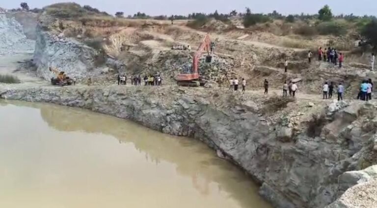 ಮಂಡ್ಯ: ಕ್ವಾರೆಯ ಪ್ರಪಾತಕ್ಕೆ ಟಿಪ್ಪರ್ ಬಿದ್ದು ಚಾಲಕ ಸಾವು!