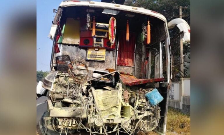 ಹಾಸನ| ಭೀಕರ ಅಪಘಾತ: ಲಾರಿಗೆ ಡಿಕ್ಕಿ ಹೊಡೆದ ಖಾಸಗಿ ಬಸ್‌, 20ಕ್ಕೂ ಹೆಚ್ಚು ಮಂದಿಗೆ ಗಾಯ!