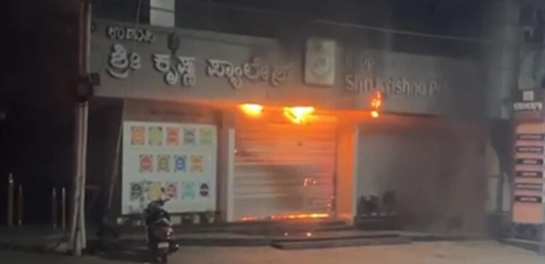ವಿಜಯಪುರ| ಭೀಕರ ಅಗ್ನಿ ಅವಘಡ; ಕೃಷ್ಣಾ ಹೋಟೆಲ್ ಸುಟ್ಟು ಭಸ್ಮ!