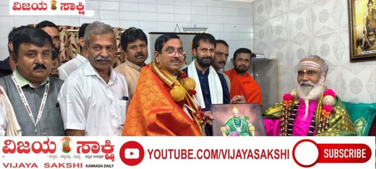 ಬಾಳೆಹೊನ್ನೂರು ಶ್ರೀ ಜಗದ್ಗುರು ಪೀಠಕ್ಕೆ ಸಚಿವ ಪ್ರಹ್ಲಾದ ಜೋಶಿ ಭೇಟಿ
