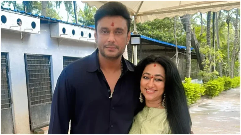 ಜೈಲಿಗೆ ಭೇಟಿ ನೀಡಿ ದರ್ಶನ್‌ಗೆ ಫ್ಯಾನ್ಸ್ ವಾರ್ ಬಗ್ಗೆ ಮಾಹಿತಿ ನೀಡಿದ ವಿಜಯಲಕ್ಷ್ಮಿ