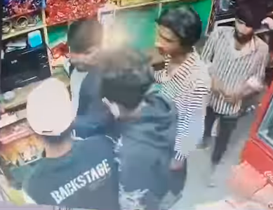 ಎಣ್ಣೆ ಏಟಲ್ಲಿ ಸ್ವೀಟ್ ಮಾರ್ಟ್ ಗೆ ನುಗ್ಗಿ ಪುಡಿ ರೌಡಿಗಳ ಅಟ್ಟಹಾಸ! CCTVಯಲ್ಲಿ ವಿಡಿಯೋ ವೈರಲ್‌