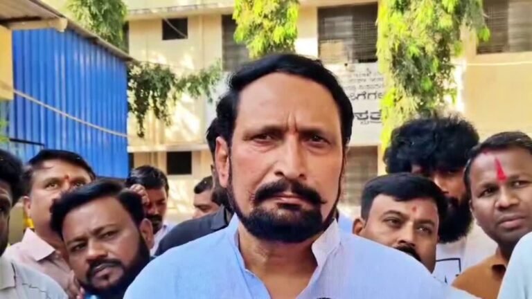 ಡಿಸಿಸಿ ಬ್ಯಾಂಕ್ ನೌಕರರ ಸಂಘದ ಅಧ್ಯಕ್ಷರ ಮೇಲೆ ಹಲ್ಲೆ ಆರೋಪ: ಶಾಸಕ ಲಕ್ಷ್ಮಣ್ ಸವದಿ ಸೇರಿ 8 ಜನರ ಮೇಲೆ ಪ್ರಕರಣ