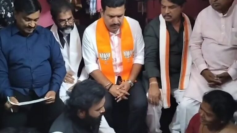 ಬಳ್ಳಾರಿ ಬ್ಯಾನರ್ ಗಲಾಟೆ: ಮೃತ ರಾಜಶೇಖರ ಕುಟುಂಬಕ್ಕೆ 10 ಲಕ್ಷ ಪರಿಹಾರ ನೀಡಿದ ಬಿಜೆಪಿ