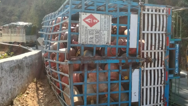 ಚಾರ್ಮಾಡಿ ಘಾಟ್‌ನಲ್ಲಿ ಭಾರಿ ಅವಾಂತರ: ಮೂರು ಲಾರಿಗಳು ಪಲ್ಟಿ, ಡೀಸೆಲ್ ಸೋರಿಕೆ, ಸಂಚಾರ ಅಸ್ತವ್ಯಸ್ತ