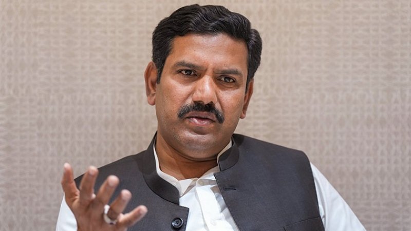 ಸಿಎಂ ಬರೀ ಪುಗ್ಸಟ್ಟೆ ಘೋಷಣೆ ಮಾಡುತ್ತಿದ್ದಾರೆ, ಕೊಡೋಕೆ ಸರ್ಕಾರದ ಬಳಿ ಹಣವಿಲ್ಲ: ಡಿಕೆಶಿ ವಿರುದ್ಧ ವಿಜಯೇಂದ್ರ ವಾಗ್ದಾಳಿ