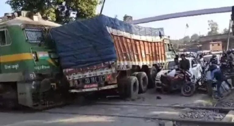 ಹಳಿಗೆ ಅಡ್ಡಲಾಗಿ ನಿಂತಿದ್ದ ಟ್ರಕ್​ಗೆ ರೈಲು ಡಿಕ್ಕಿ; ಮುಂದೇನಾಯ್ತು?