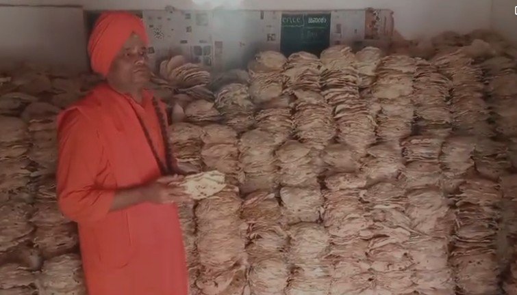 ಉತ್ತರ ಕರ್ನಾಟಕದ ಹೆಮ್ಮೆ ಖಡಕ್ ರೊಟ್ಟಿ ಜಾತ್ರೆ: ಶಿರೋಳ ತೋಂಟದಾರ್ಯ ಮಠದಲ್ಲಿ ಸಂಭ್ರಮ