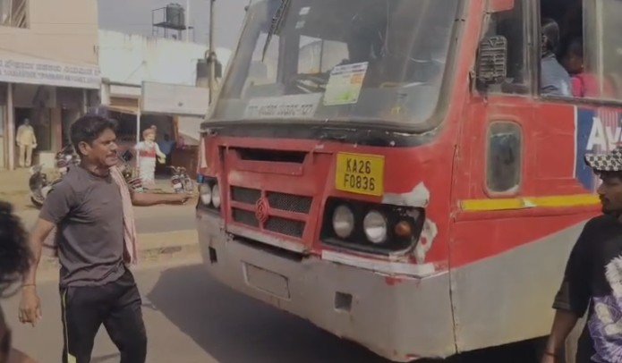 ಮದ್ಯದ ಮಸ್ತಿಯಲ್ಲಿ ಮಧ್ಯ ರಸ್ತೆಯೇ ರಂಗಮಂಚ: ಗದಗದಲ್ಲಿ ಬಸ್ ನಿಲ್ಲಿಸಿ ಕುಡುಕನ ಭಾರೀ ಗಲಾಟೆ