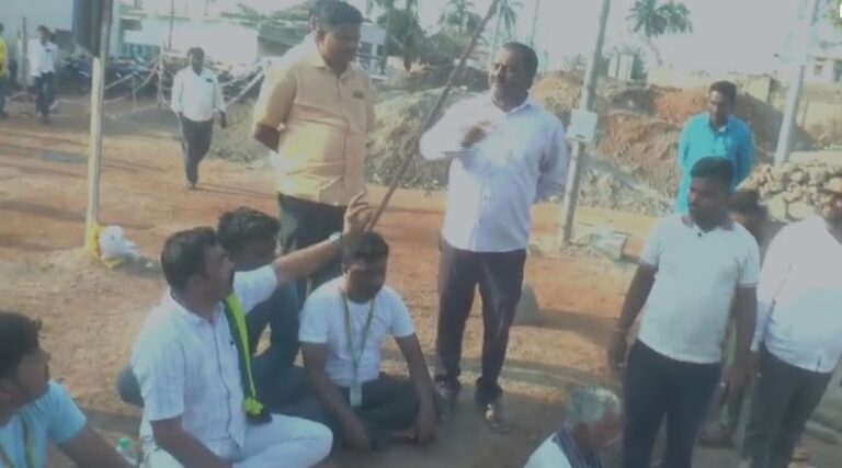 ಕನಿಷ್ಠ ವೇತನಕ್ಕೆ ಆಗ್ರಹಿಸಿ ಉತ್ಖನನ ಜಾಗದಲ್ಲೇ ಕಾರ್ಮಿಕರ ಪ್ರತಿಭಟನೆ: 3 ಮಂದಿ ವಶಕ್ಕೆ