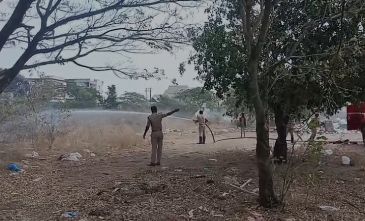 ಗದಗ ಬಸ್ ನಿಲ್ದಾಣದ ಬಯಲು ಪ್ರದೇಶದಲ್ಲಿ ಬೆಂಕಿ: ಅಗ್ನಿಶಾಮಕ ದಳದಿಂದ ತಪ್ಪಿದ ಭಾರೀ ಅನಾಹುತ: