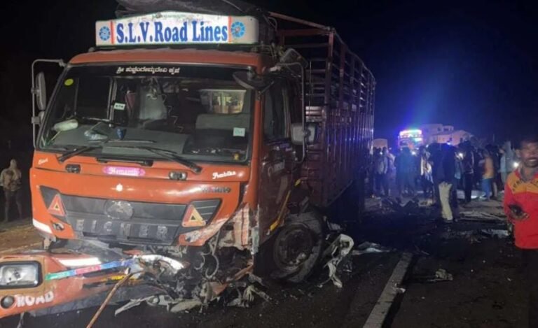 ಚಿತ್ರದುರ್ಗ| ಭೀಕರ ಅಪಘಾತ; ಲಾರಿ ಡಿಕ್ಕಿಯಾಗಿ ಕಾರಿನಲ್ಲಿದ್ದ ನಾಲ್ವರು ದುರ್ಮರಣ