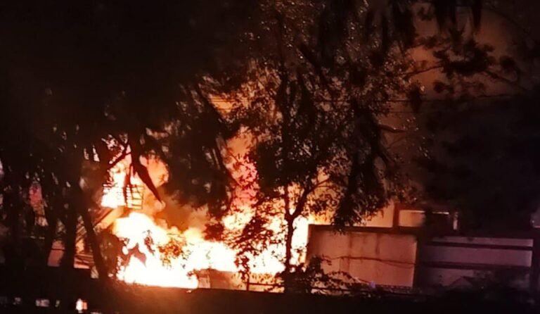 ವಿದ್ಯುತ್ ಶಾರ್ಟ್ ಸರ್ಕ್ಯೂಟ್; ಹೊತ್ತಿ ಉರಿದ ಪ್ಲಾಸ್ಟಿಕ್ ಗೋದಾಮು!