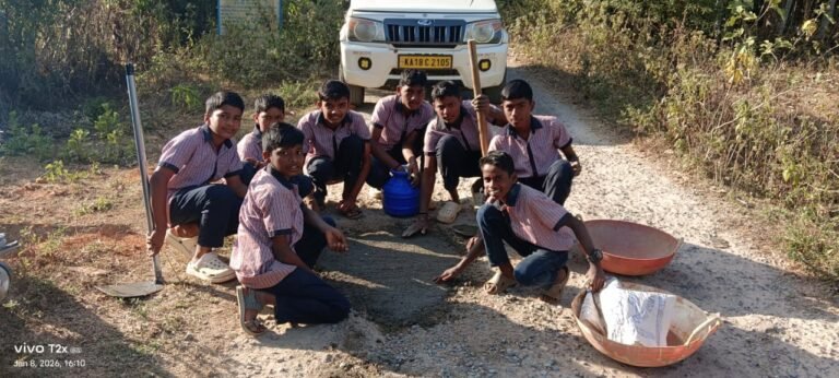 ರಸ್ತೆ ಗುಂಡಿ ಮುಚ್ಚಿದ ವಿದ್ಯಾರ್ಥಿಗಳು: ಮಕ್ಕಳ ಕೆಲಸಕ್ಕೆ ಮೆಚ್ಚುಗೆ ವ್ಯಕ್ತಪಡಿಸಿದ ಸಾರ್ವಜನಿಕರು!