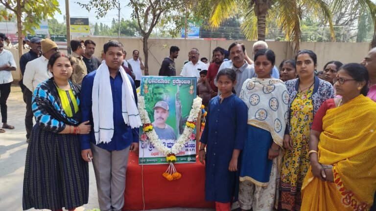 ಹೃದಯಾಘಾತದಿಂದ ಮಂಡ್ಯದ ಯೋಧ ಸಾವು: ಪೊಲೀಸರಿಂದ ಗೌರವ ಸಮರ್ಪಣೆ