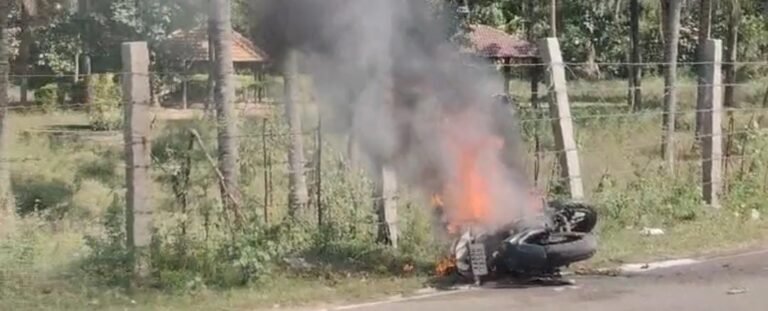 ಚಲಿಸುತ್ತಿದ್ದಾಗಲೇ ಹೊತ್ತಿ ಉರಿದ ಪಲ್ಸರ್ ಬೈಕ್; ಯುವಕ-ಯುವತಿ ಜಸ್ಟ್ ಮಿಸ್