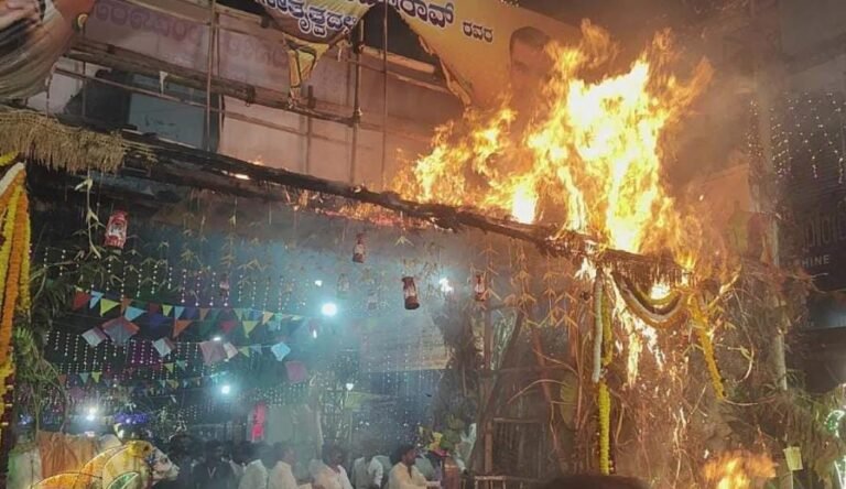 ಪಟಾಕಿ ಕಿಡಿಯಿಂದ ಹೊತ್ತಿದ ಬ್ಯಾನರ್‌ಗೆ ಬೆಂಕಿ; ಕೂದಲೆಳೆಯಲ್ಲಿ ತಪ್ಪಿದ ದುರಂತ!