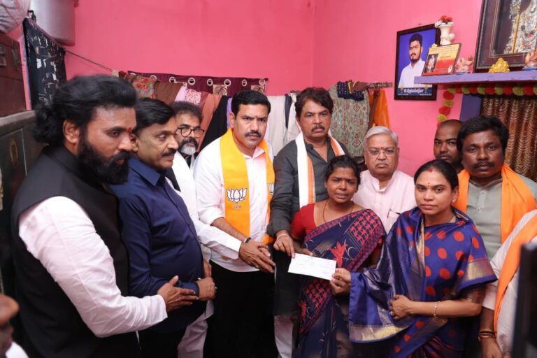 ಮೃತ ರಾಜಶೇಖರ್ ಮನೆಗೆ ಭೇಟಿ, 10 ಲಕ್ಷ ಪರಿಹಾರ: ಸಿಬಿಐ ತನಿಖೆ ಮಾಡಿಸಿ: ಬಿ.ವೈ.ವಿಜಯೇಂದ್ರ ಆಗ್ರಹ