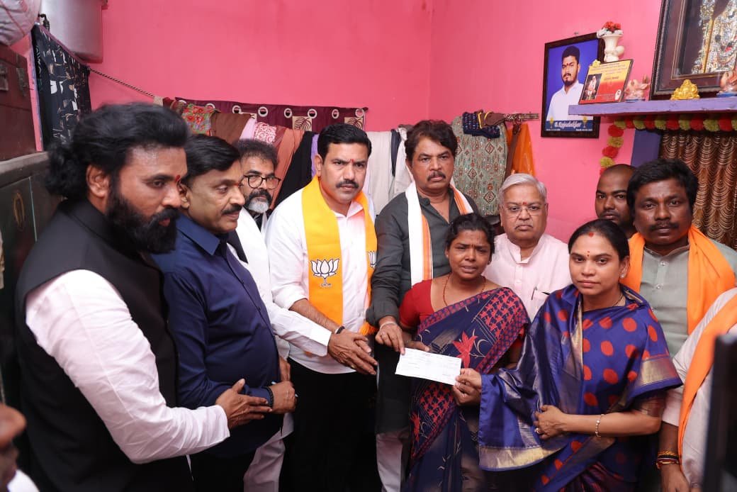 ಮೃತ ರಾಜಶೇಖರ್ ಮನೆಗೆ ಭೇಟಿ, 10 ಲಕ್ಷ ಪರಿಹಾರ: ಸಿಬಿಐ ತನಿಖೆ ಮಾಡಿಸಿ: ಬಿ.ವೈ.ವಿಜಯೇಂದ್ರ ಆಗ್ರಹ