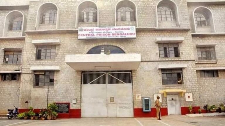 ಪರಪ್ಪನ ಅಗ್ರಹಾರದಲ್ಲಿ ಕೈದಿಗಳ ಪುಂಡಾಟಕ್ಕೆ ಬಿದ್ದಿಲ್ಲ ಬ್ರೇಕ್; ಜೈಲು ಸಿಬ್ಬಂದಿ ಮೇಲೆಯೇ ಹಲ್ಲೆ!