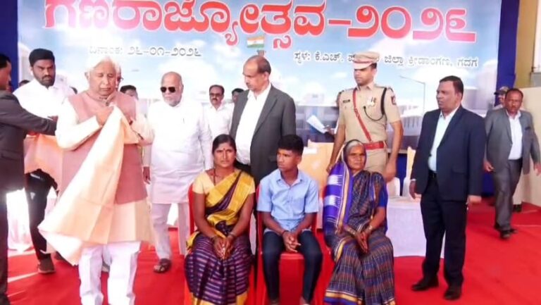 ಚಿನ್ನ ಕೊಟ್ಟ ಪ್ರಾಮಾಣಿಕತೆಗೆ ಸರ್ಕಾರದ ಬಂಪರ್ ಬಹುಮಾನ: ಪ್ರಜ್ವಲ್ ರಿತ್ತಿ ಕುಟುಂಬಕ್ಕೆ ಸೈಟ್, ₹5 ಲಕ್ಷ ಮತ್ತು ಸರ್ಕಾರಿ ಉದ್ಯೋಗ!