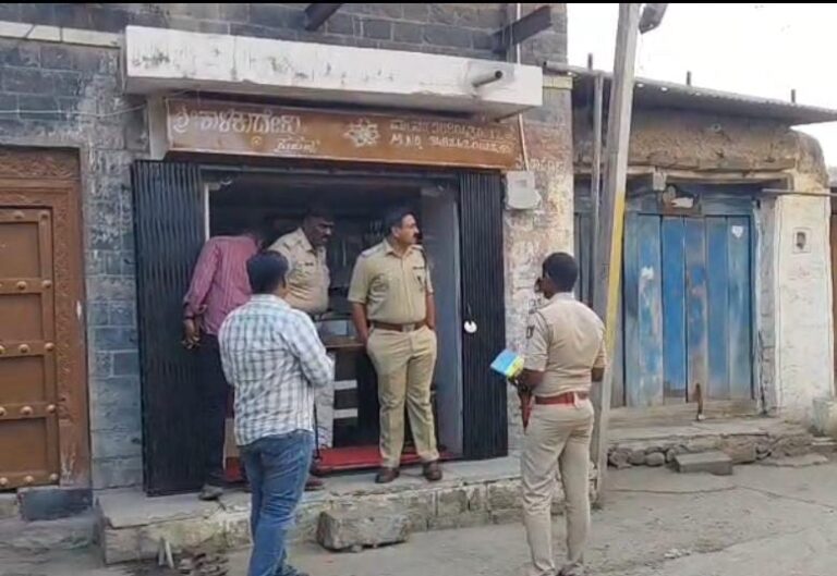 ವಿಜಯಪುರ| ಪಿಸ್ತೂಲ್‌ ತೋರಿಸಿ ಚಿನ್ನಾಭರಣದ ಮಳಿಗೆ ದರೋಡೆ; ಇಬ್ಬರು ಮುಸುಕುಧಾರಿಗಳಿಂದ ಕೃತ್ಯ!