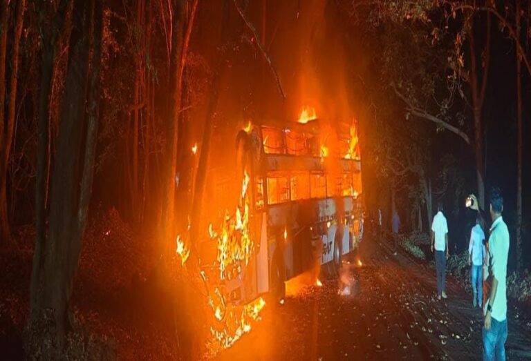 ಶಿವಮೊಗ್ಗದಲ್ಲಿ ಹೊತ್ತಿ ಉರಿದ ಖಾಸಗಿ ಸ್ಲೀಪರ್ ಬಸ್; ಚಾಲಕನ ಸಮಯ ಪ್ರಜ್ಞೆಯಿಂದ ತಪ್ಪಿದ ಭಾರೀ ಅನಾಹುತ!