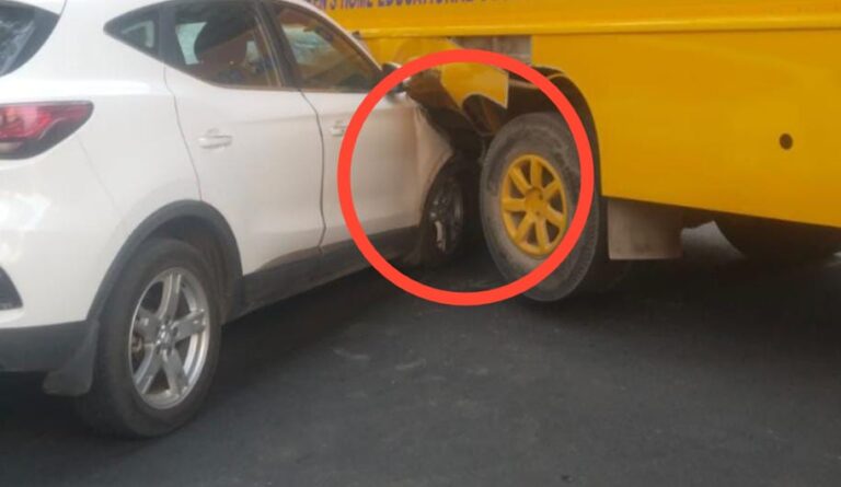 ಸಿಗ್ನಲ್ ತಪ್ಪಿಸಲು ಹೋಗಿ ದುರಂತ; ಶಾಲಾ ಬಸ್‌ಗೆ ಕಾರು ಡಿಕ್ಕಿ, ತಪ್ಪಿದ ದುರಂತ!