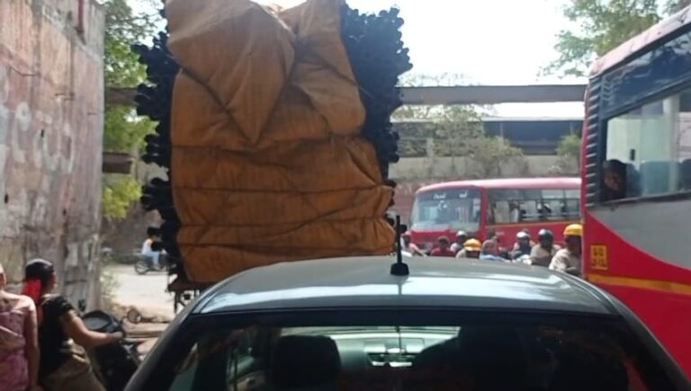 ಬೆಟಗೇರಿ ರೈಲ್ವೆ ಬ್ರಿಡ್ಜ್ ಅಡಿಯಲ್ಲಿ ಸಿಲುಕಿದ ಓವರ್‌ಲೋಡ್ ಲಾರಿ: ಅರ್ಧ ಗಂಟೆಗೂ ಹೆಚ್ಚು ಟ್ರಾಫಿಕ್ ಜಾಮ್‌