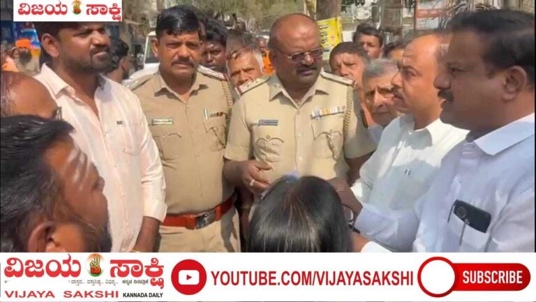ವಾರ್ಡ ನಂ. 29 ರ ಹಾತಲಗೇರಿ ನಾಕಾ ಬಳಿ ಮೂಲಭೂತ ಸೌಕರ್ಯಕ್ಕೆ ಆಗ್ರಹಿಸಿ ಸಾರ್ವಜನಿಕರಿಂದ ರಸ್ತೆ ತಡೆದು ಪ್ರತಿಭಟನೆ