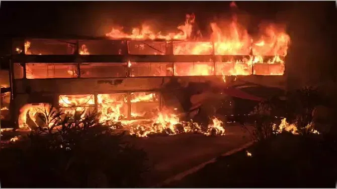 ಟೈರ್ ಸ್ಫೋಟದಿಂದ ಭೀಕರ ಅಪಘಾತ: ಟ್ರಕ್​ಗೆ ಡಿಕ್ಕಿ ಹೊಡೆದ ಬಸ್, ಮೂವರು ಸಾವು