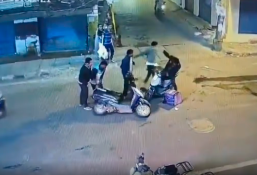 Bengaluru: ಕ್ಷುಲ್ಲಕ ಕಾರಣಕ್ಕೆ ನಡು ರಸ್ತೆಯಲ್ಲೇ ಮಾರಾಮಾರಿ: ಬೈಕ್​​ ಸವಾರಿಗೆ ಬಿತ್ತು ಗೂಸಾ