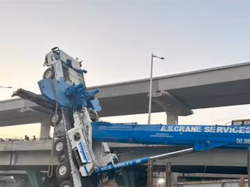 ತಾಂತ್ರಿಕ ದೋಷದಿಂದ ಕ್ರೇನ್ ಪಲ್ಟಿ: ಬೆಂಗಳೂರು ಮೆಟ್ರೋ ಬ್ಲೂ ಲೈನ್ ಕಾಮಗಾರಿ ವೇಳೆ ತಪ್ಪಿದ ಭಾರೀ ಅನಾಹುತ